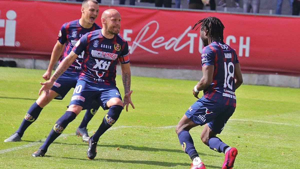 Perales, Vaquero y Karim celebran el 1-1 en La Constitución. | PASCUAL AGUILERA