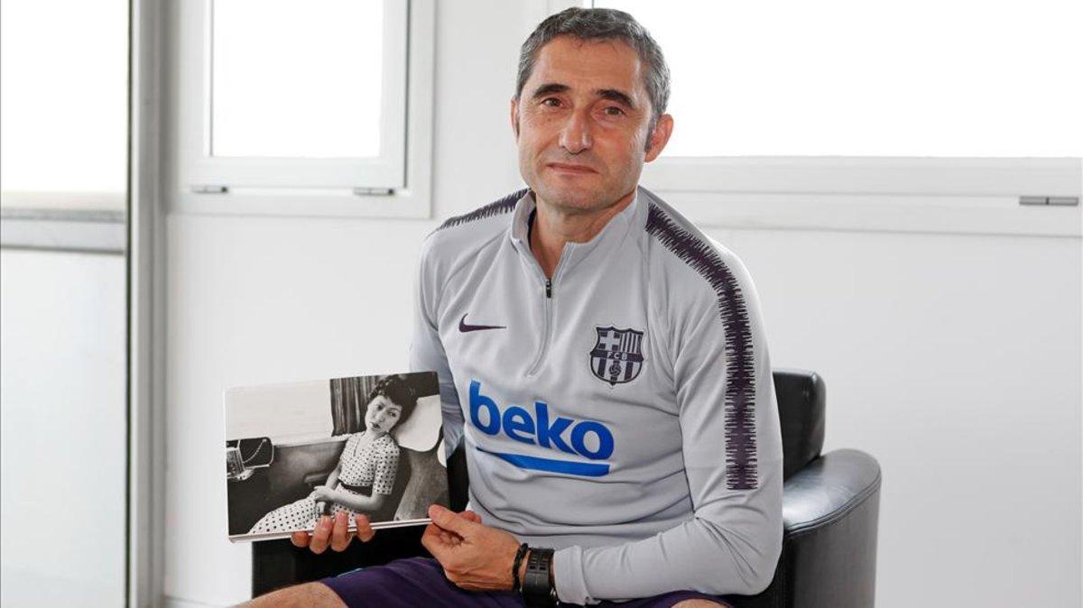 Valverde, en la Ciudad Deportiva, con el libro de Nobuyoshi