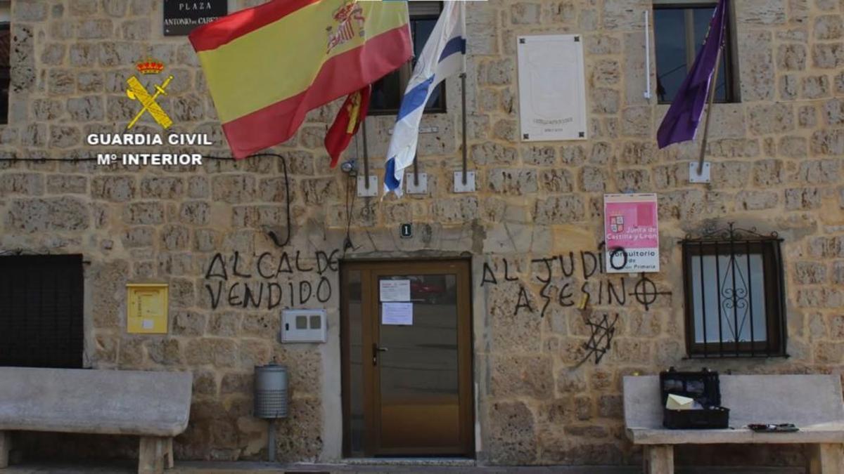 Pintada hecha por los nazis madrileños en la fachada del ayuntamiento de Castrillo Mota de Judíos.