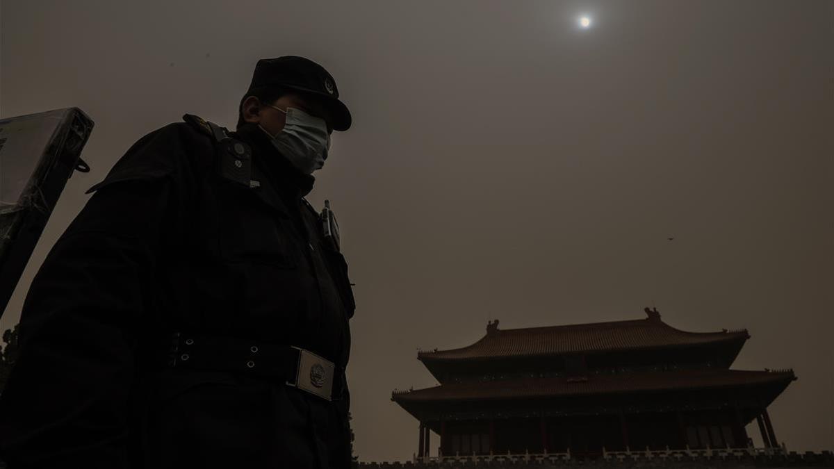 -FOTODELDIA- Beijing (China)  15 03 2021 - Un guardia de seguridad con una mascara cerca de la Ciudad Prohibida de Beijing en medio de una tormenta de arena  Segun el Centro Meteorologico Nacional  se espera que la arena y el polvo flotantes barran Xinjiang  en Mongolia Interior  en China  Heilongjiang  Jilin  Liaoning  Gansu  Ningxia  Shaanxi  Shanxi  Hebei  Beijing y Tianjin  EFE EPA WU HONG