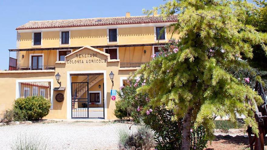 El hotel se ubica en la antigua casa de labranza, junto a la bodega de elaboración.