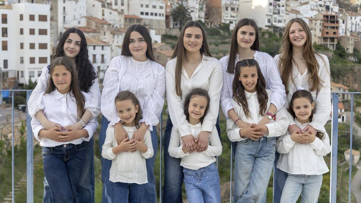 Las reinas de las fiestas, Claudia Luna Collado y Abril López Celades, junto con sus damas de honor.