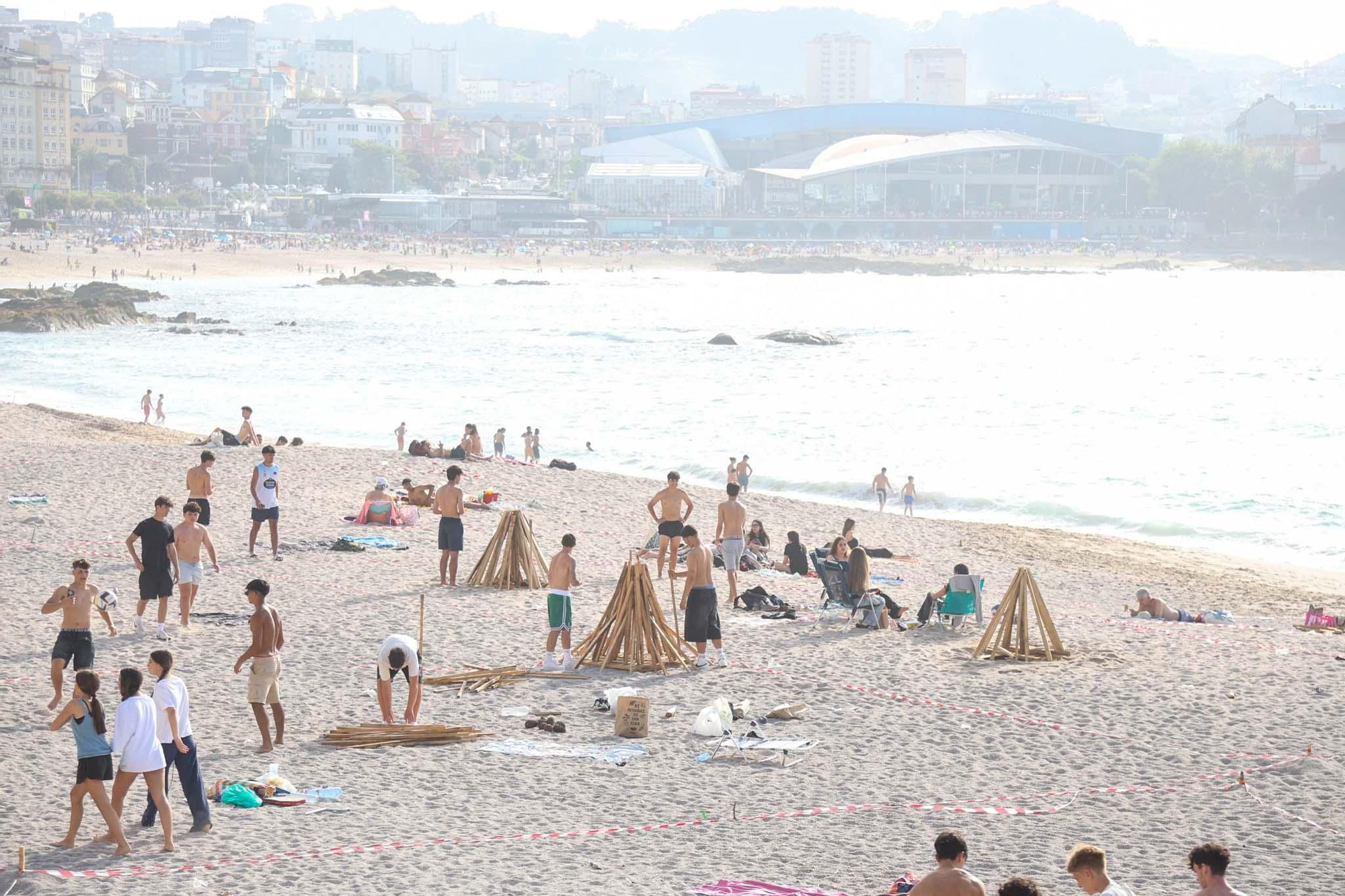 Reparto de madera y primeras hogueras en las playas de Orzán y Riazor