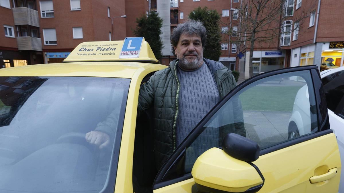 Chus Piedra, profesor de autoescuela en La Corredoria: "Con las pantallas los jóvenes han perdido habilidad para conducir"