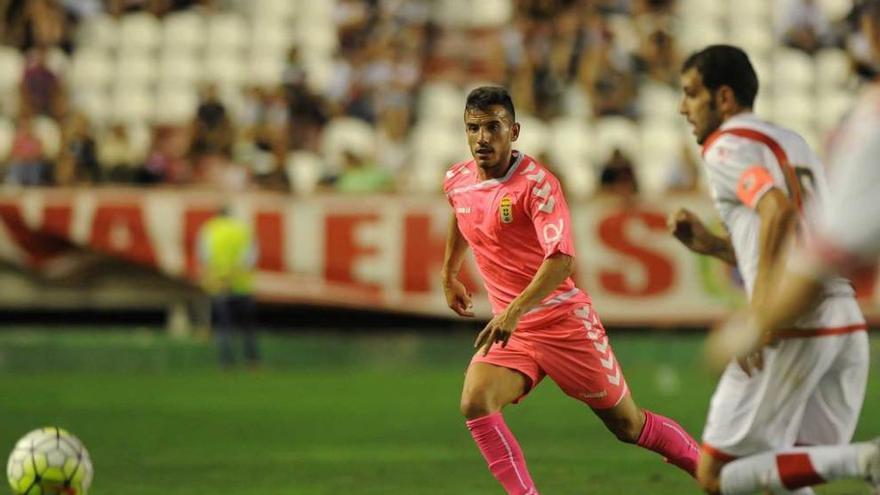 El defensa Fernández disputa un balón a Trashorras en su debut con el Oviedo.