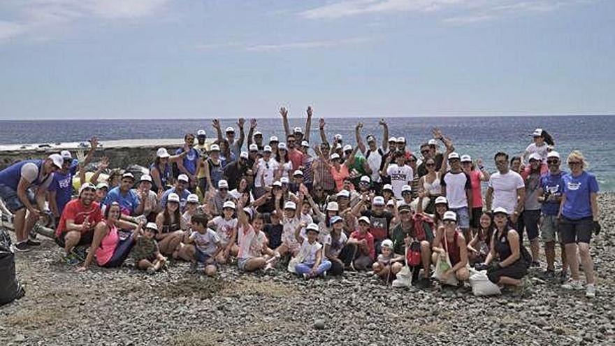 Voluntarios que participaron en la limpieza de la playa de Pozo Izquierdo.
