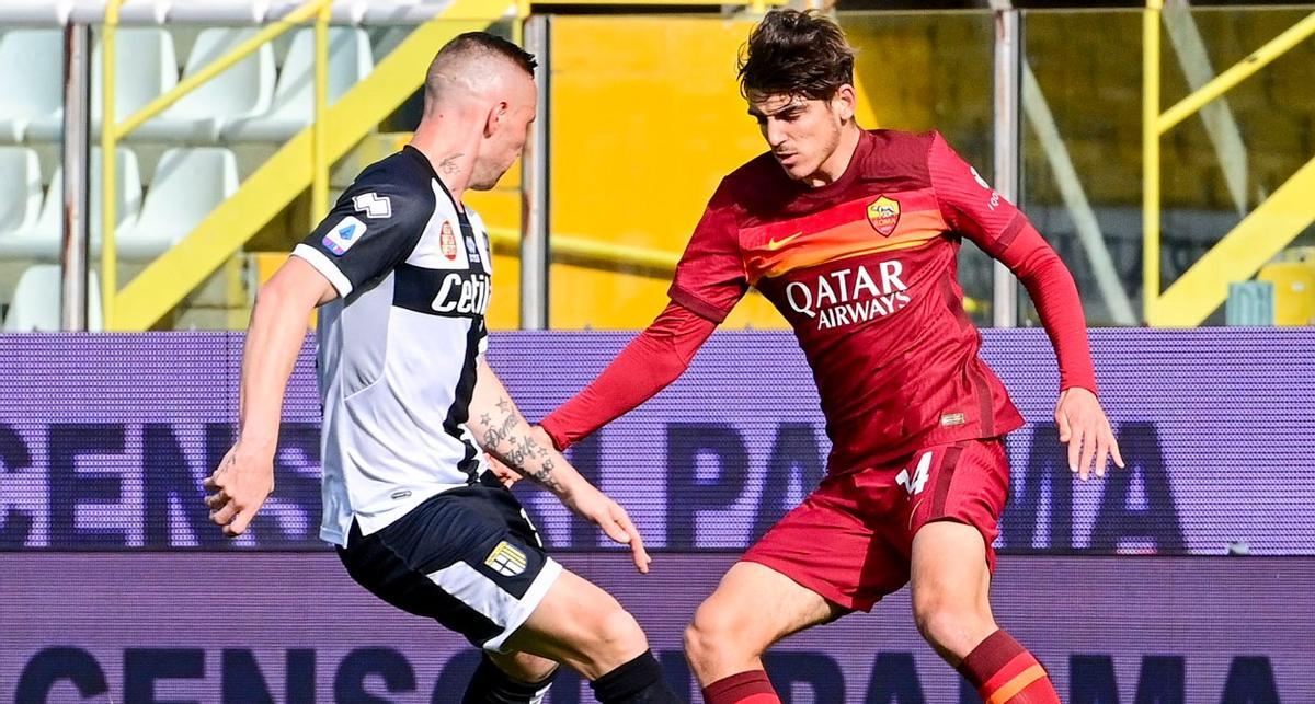 Gonzalo Villar luchando un balón durante el encuentro