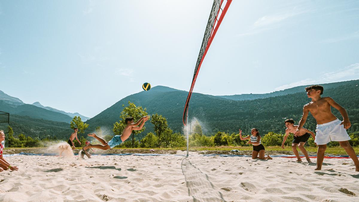 Villanúa inaugura su nueva pista de volley playa