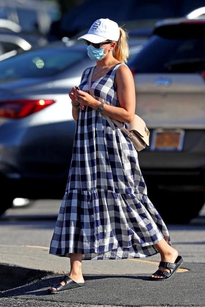 Scarlett Johansson, con un vestido largo de cuadros vichy y sandalias Birkenstock