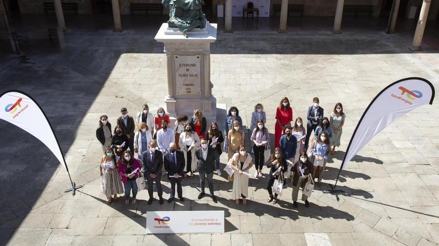 La primera promoción de las becas de TotalEnergies recibe sus diplomas en la Universidad de Oviedo
