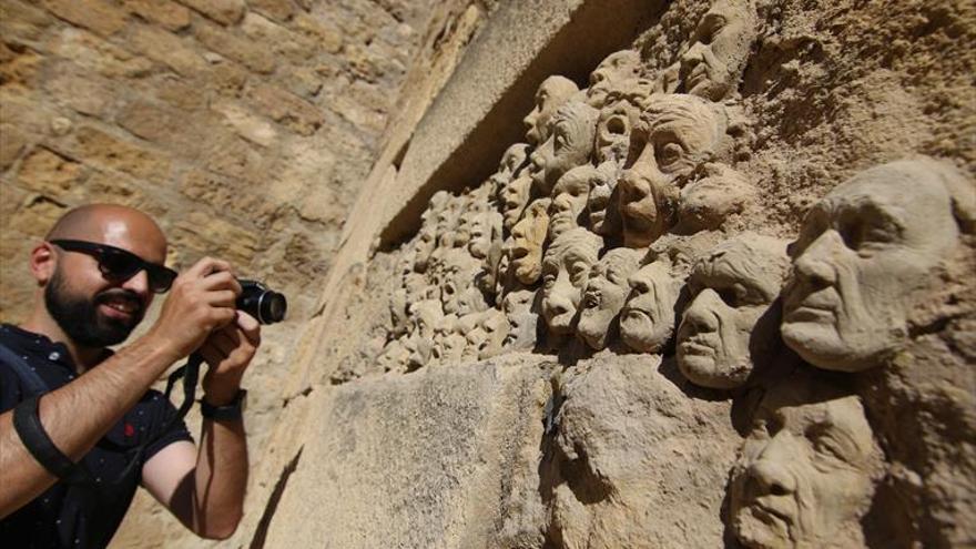 Buscan al autor de las caras de la Puerta de Almodóvar