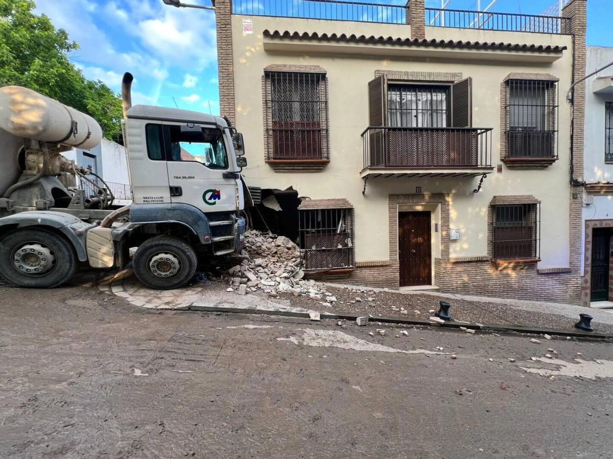 SAN JUAN DE AZNALFARACHE (SEVILLA), 30/04/2026.- Los vecinos de una vivienda de San Juan de Aznalfarache (Sevilla) han sido desalojados esta mañana tras empotrarse en su fachada un camión que realizaba unas obras de conducción de agua, sin que haya personas heridas en este suceso. EFE/ Ayuntamiento De San Juan De Aznalfarache SOLO USO EDITORIAL/SOLO DISPONIBLE PARA ILUSTRAR LA NOTICIA QUE ACOMPAÑA (CRÉDITO OBLIGATORIO). SOLO USO EDITORIAL/SOLO DISPONIBLE PARA ILUSTRAR LA NOTICIA QUE ACOMPAÑA (CRÉDITO OBLIGATORIO)