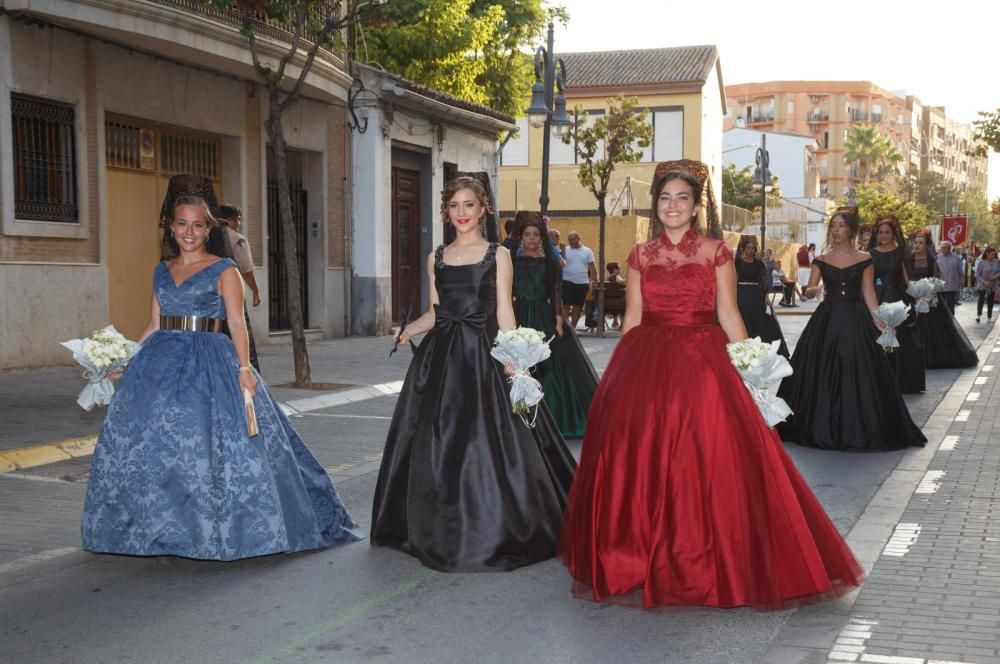 Ofrenda de flores a la Virgen.