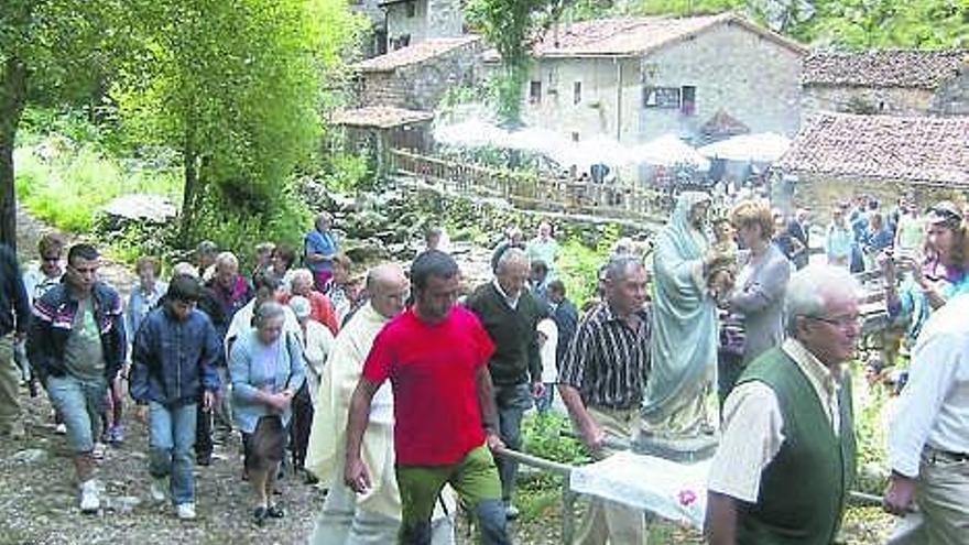 La procesión de Nuestra Señora de las Nieves en Bulnes (Cabrales).