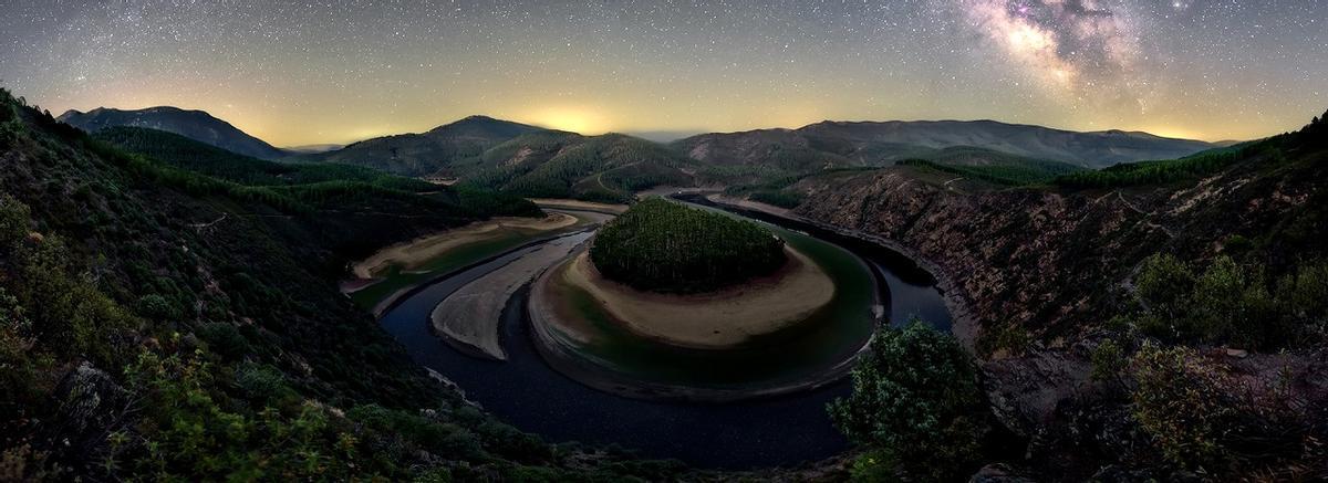 Panorámica. El cielo estrellado luce sobre el Meandro Melero.