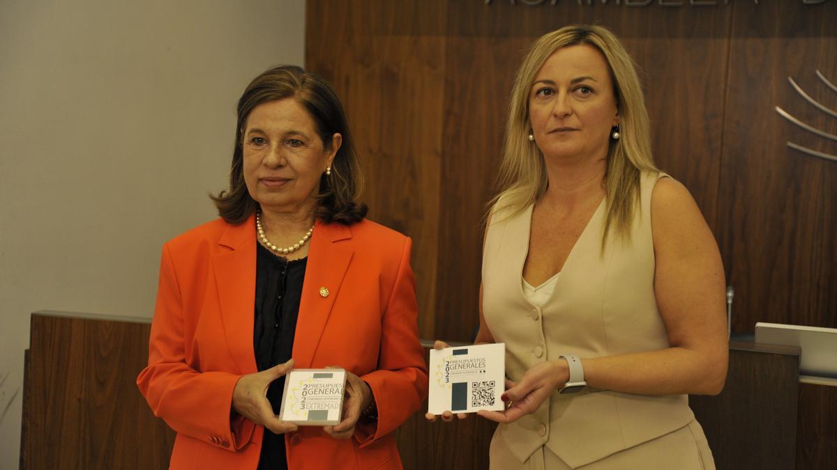 La consejera de Hacienda, Pilar Blanco-Morales, y la presidenta de la Asamblea, Blanca Martín, posan con el borrador de los presupuestos de 2023