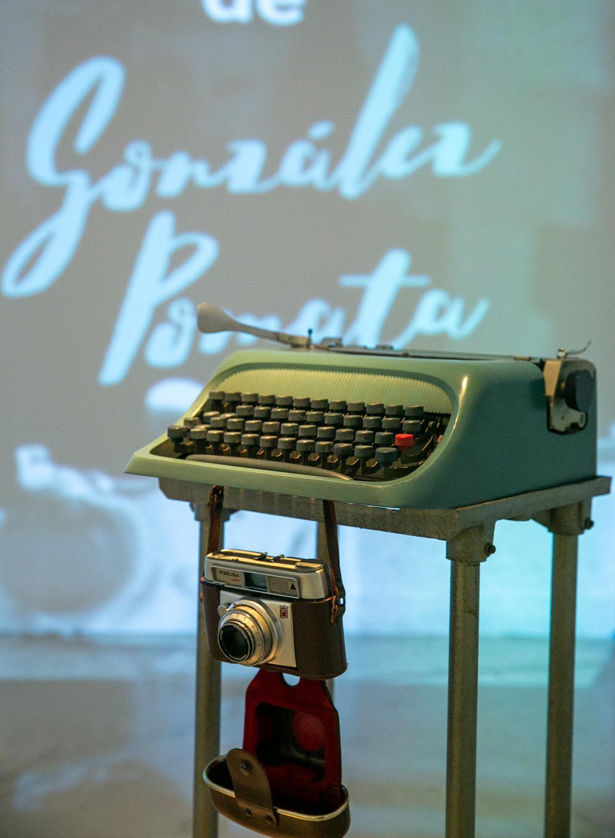 La cámara y la máquina de escribir de González Pomata