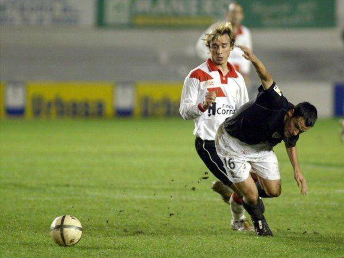 Mia Vila, amb Orbaiz, durant un partit de Copa amb l'Hospitalet contra l'Athletic el 2005