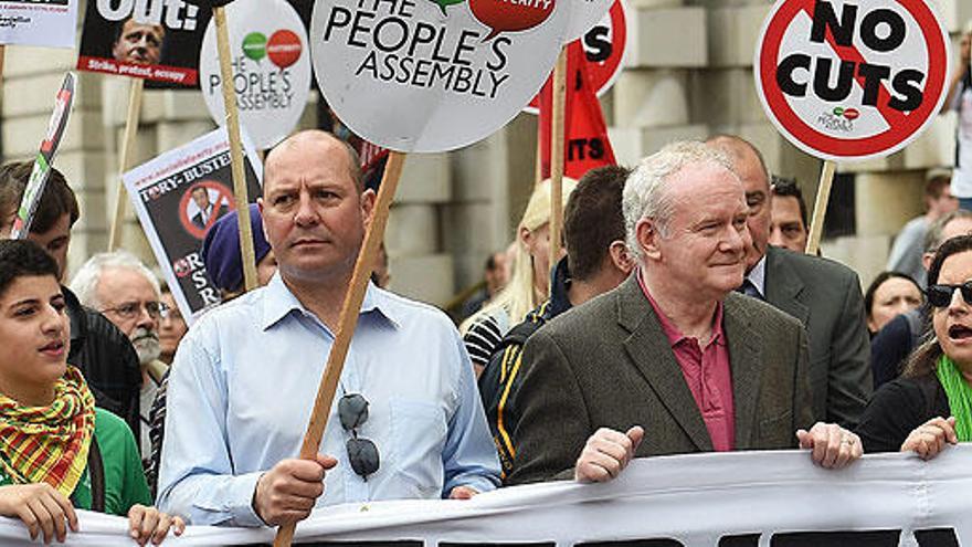 Martin McGuinness, entre los manifestantes.
