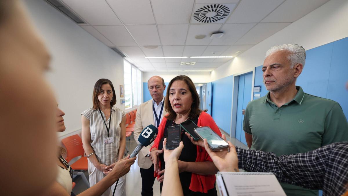 La consellera de Salud, Manuela García en rueda de prensa en el centro de Salud de Sant Jordi