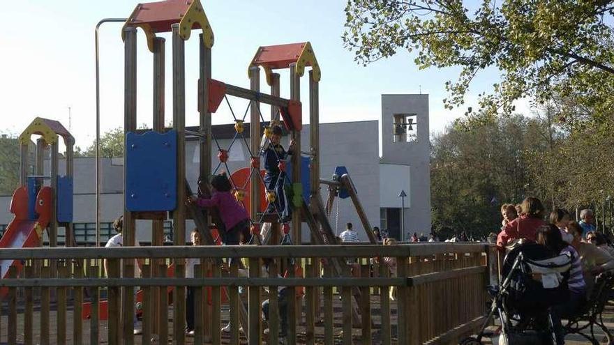 Parque infantil ubicado en el centro de Arteixo.