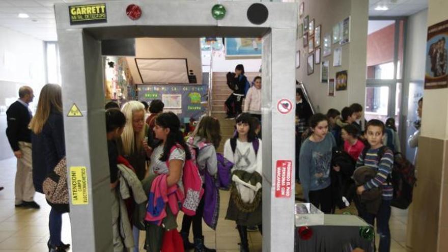 El colegio "Poeta Ángel González" se convierte en una terminal de aeropuerto