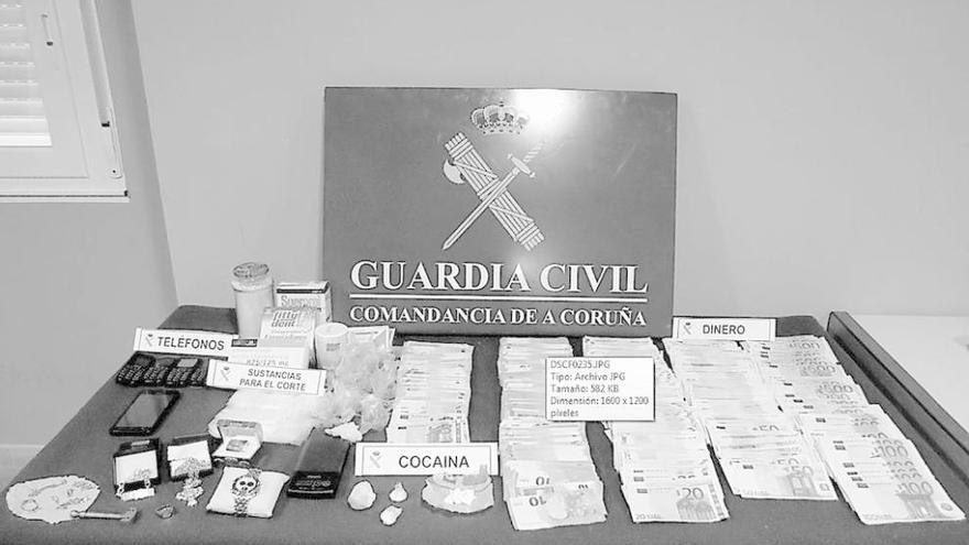 Efectos intervenidos por la Guardia Civil. // Guardia Civil