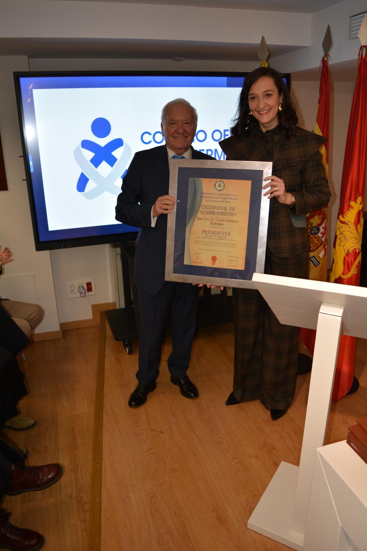 Teresa Salamero toma posesión como nueva responsable del Colegio de Enfermería de Zaragoza.