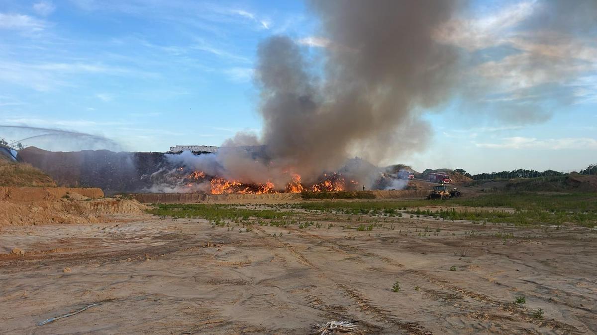 Incendi a la planta de residus de Pedret i Marzà el 3 de juny