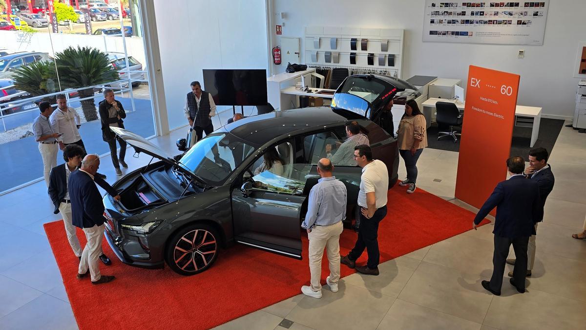 Clientes e invitados pudieron descubrir el nuevo EX60 en un ambiente relajado.