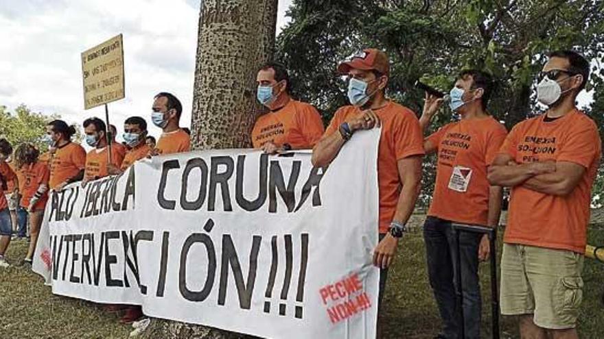 Protesta de trabajadores de Alu Ibérica, ayer en un mitin de Feijóo.
