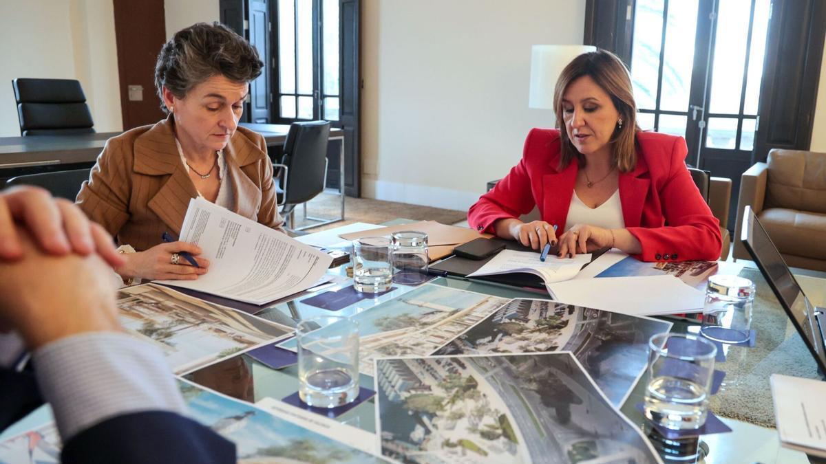 La presidenta del Puerto, Mar Chao, y la alcaldesa de València, María José Catalá.