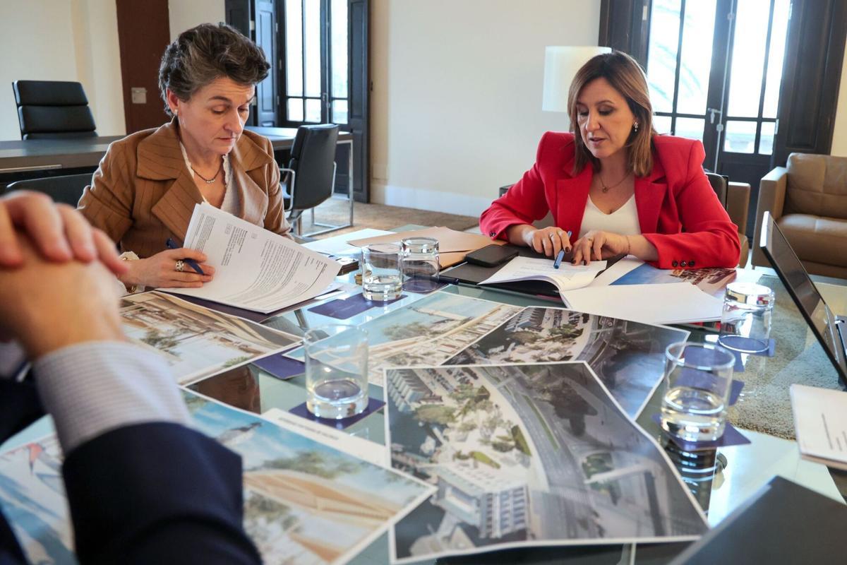 La presidenta del Puerto, Mar Chao, y la alcaldesa de València, María José Catalá.