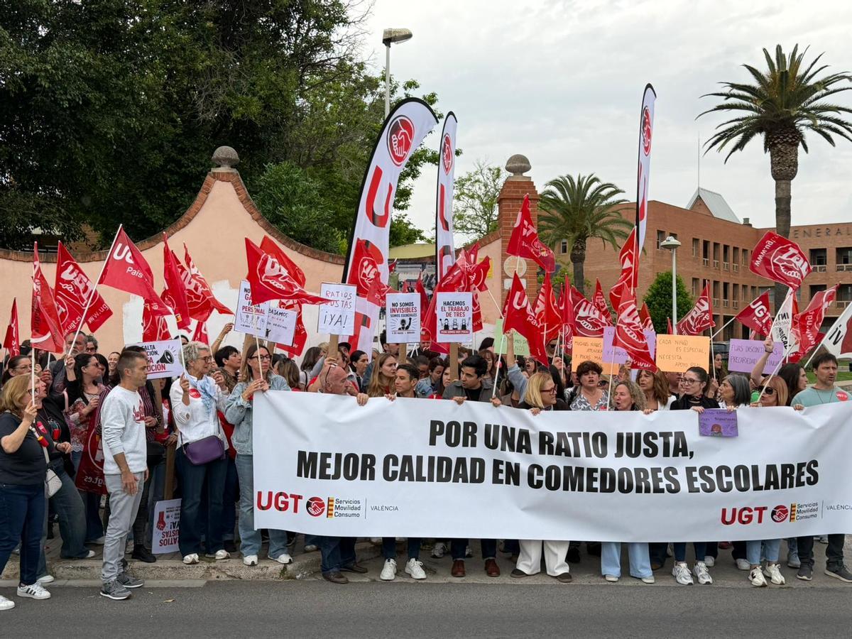 Concentración a las puertas de la Conselleria de Educación por mejores ratios en los comedores escolares