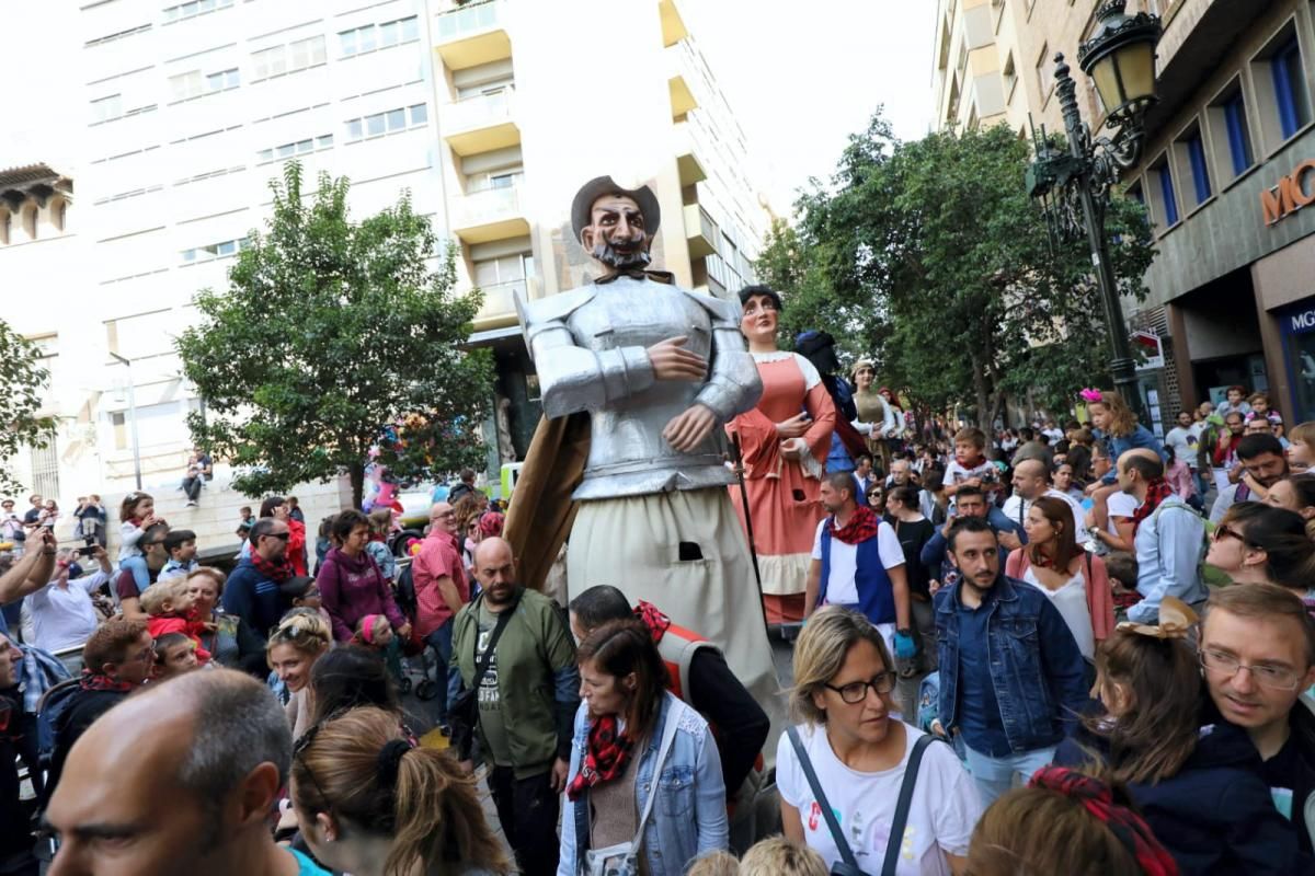 Comparsa de gigantes y cabezudos en el centro de Zaragoza