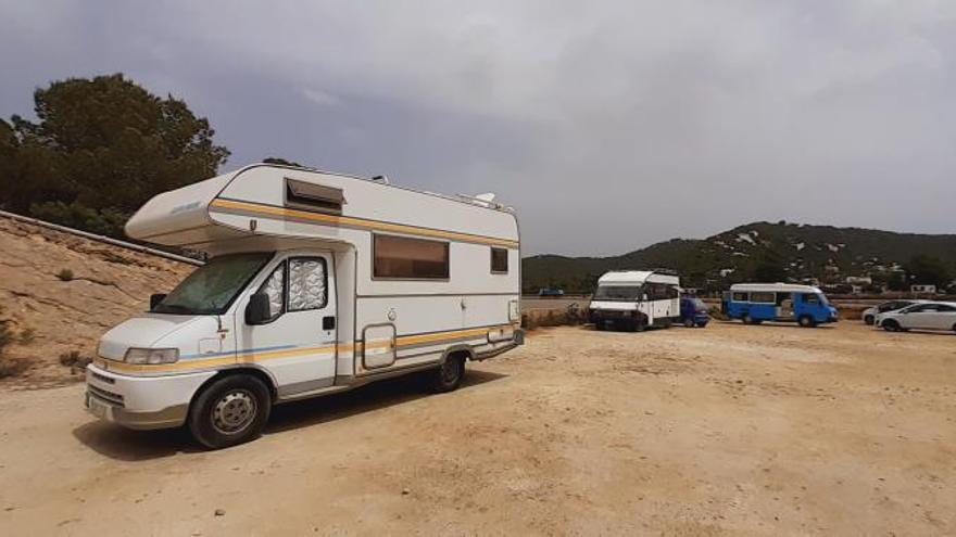 Ayer Habían Aparcadas Doce Autocaravanas Y Furgonetas, Más Algunos Turismos. |