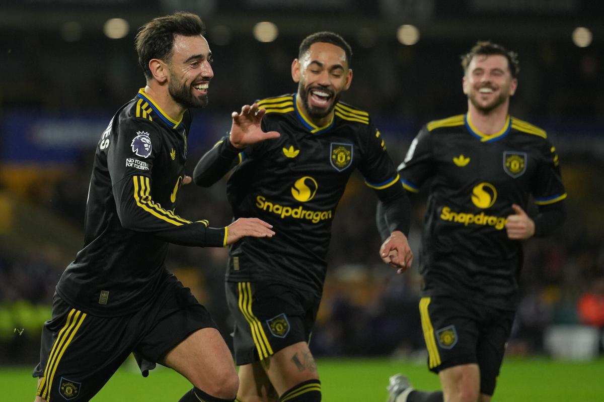 Manchester United's Bruno Fernandes, left, celebrates after scoring during the Premier League soccer match between Wolverhampton Wandere and Manchester United in Wolverhampton, England Monday, Dec. 8, 2025. (AP Photo/Dave Shopland) Associated Press / LaPresse Only italy and spain