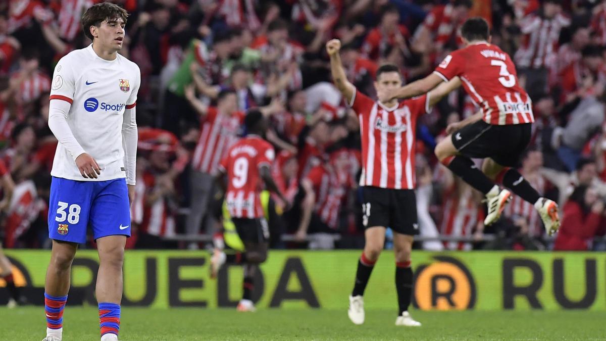 Marc Guiu, abatido, tras el gol de Iñaki Williams, que era el 3-2 del Athletic al Barça en San Mamés.