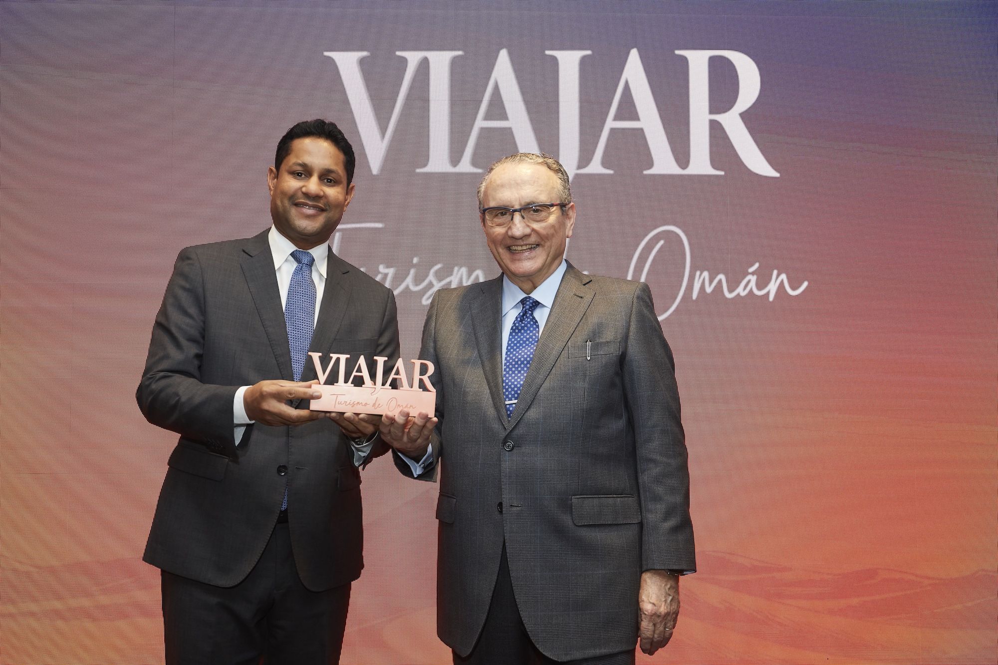 Haitham Mohammed Al Ghassani recibiendo el premio VIAJAR, junto a Javier Moll.