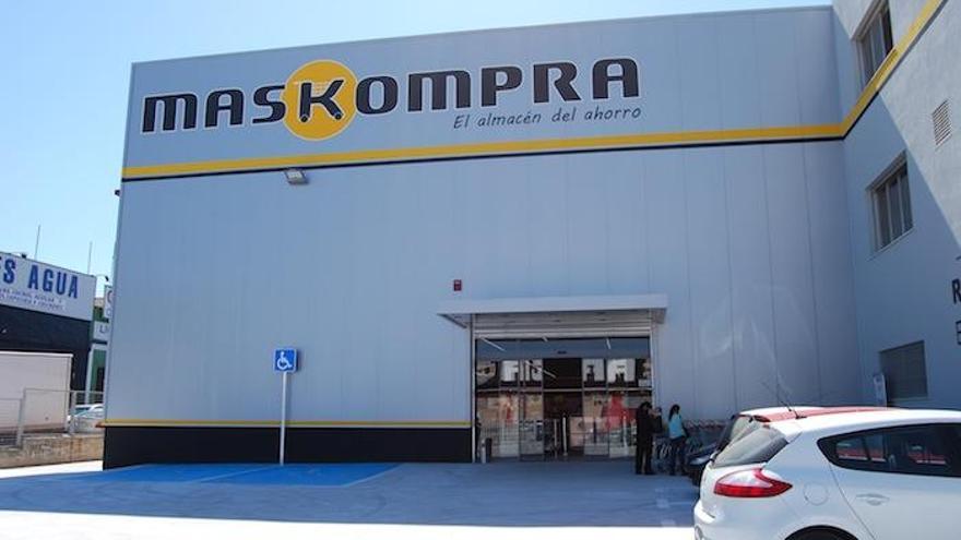 El nuevo Maskompra de Churriana tiene 1.450 metros cuadrados de superficie y 100 plazas de aparcamiento. En la imagen, la tienda de El Viso, primera de este tipo de la cadena de supermercados malagueña.