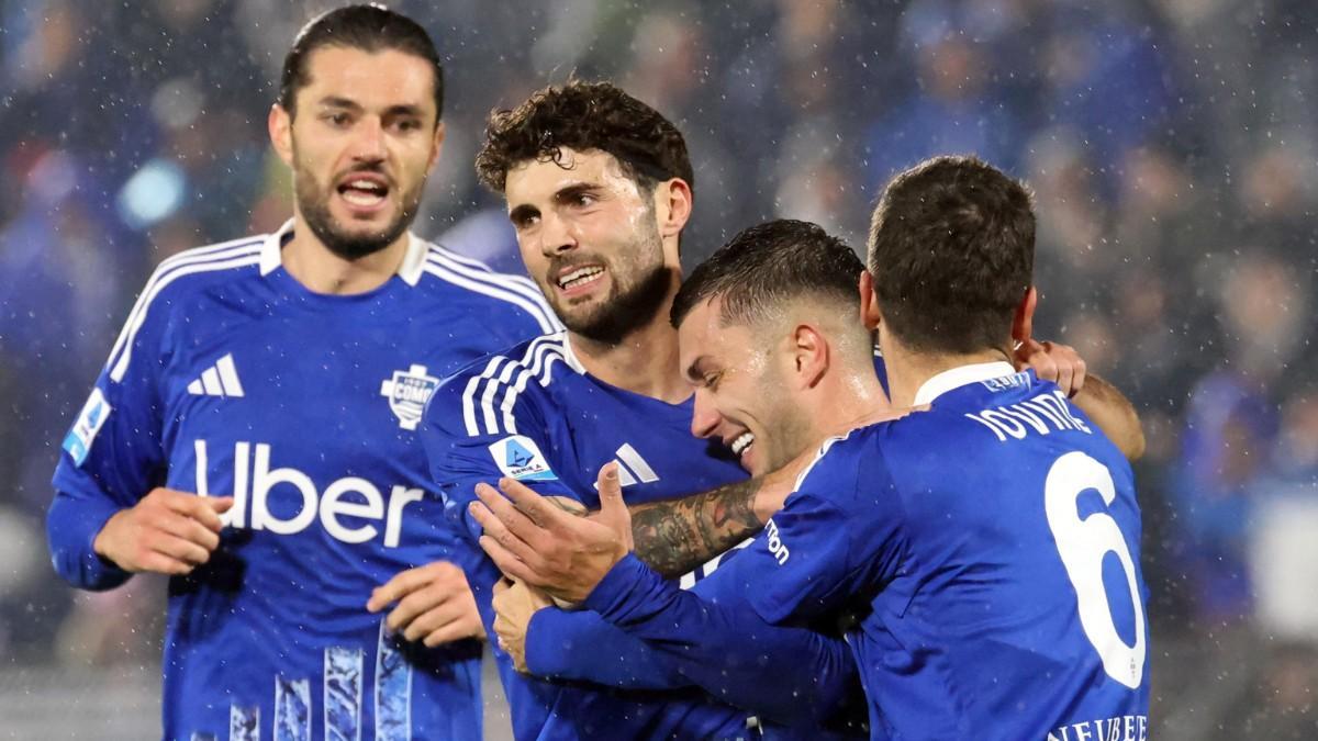 Los jugadores del Como celebran un gol