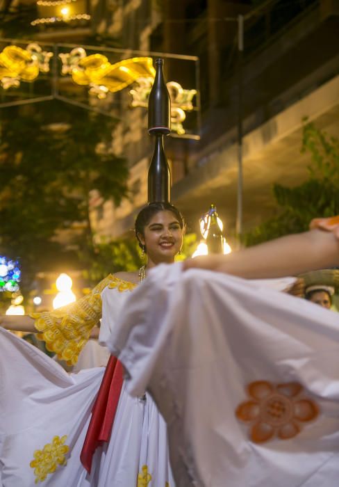 El desfile folclórico internacional de las Hogueras de Alicante llena de color las calles de la ciudad