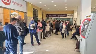 Renfe ya vende los primeros billetes del AVE a Madrid: varios minutos de espera en la web y colas en las estaciones