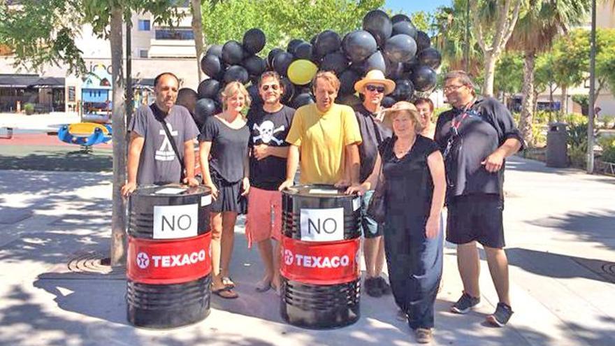 El grupo de voluntarios que acudió al bulevar para informar posa ante los globos que simbolizan el modelo energético de las islas. El negro de los combustibles fósiles rodea el amarillo del sol, que luce un único voluntario.