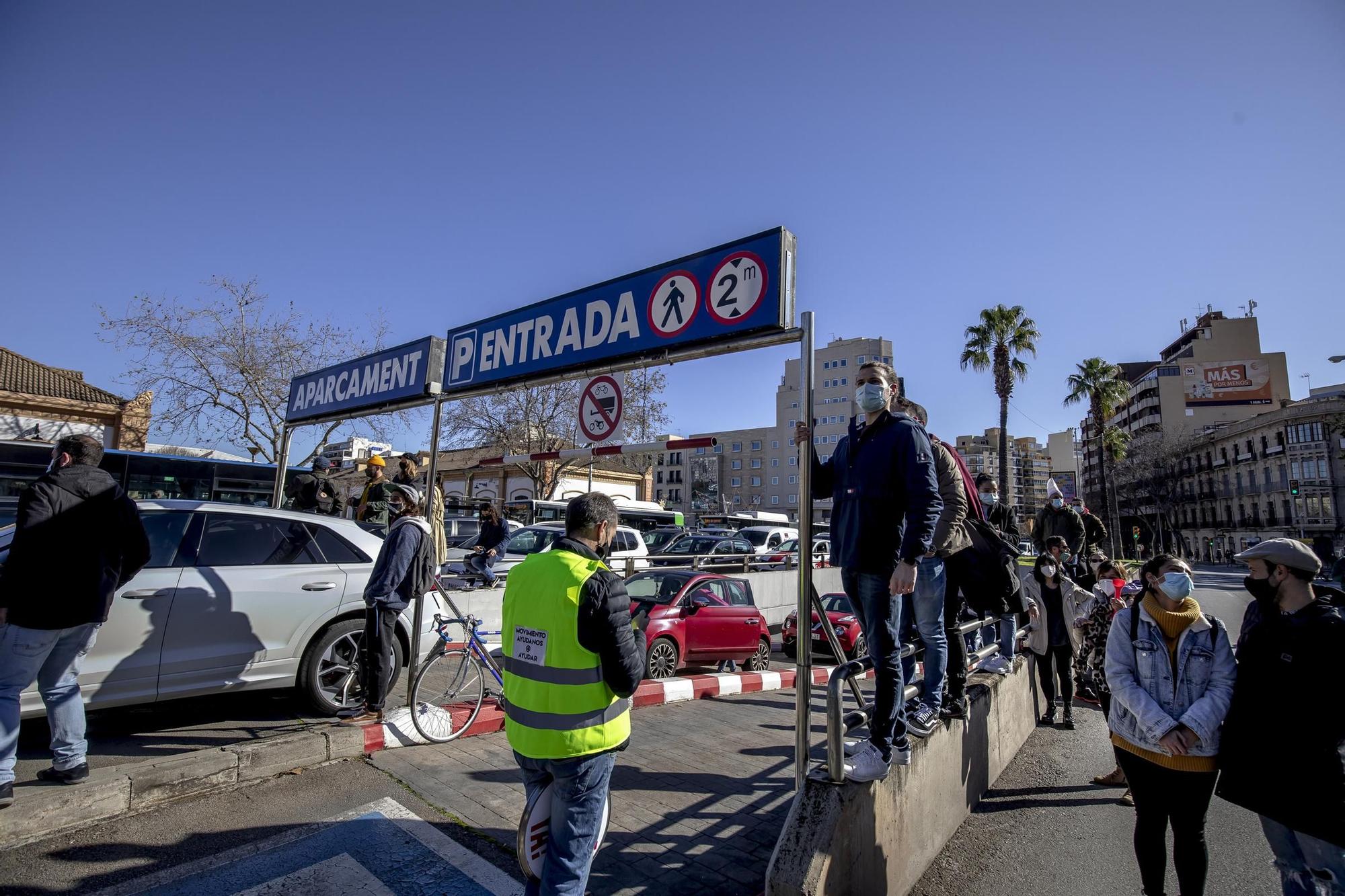 Un millar de restauradores cortan las Avenidas en su protesta ilegal por las restricciones