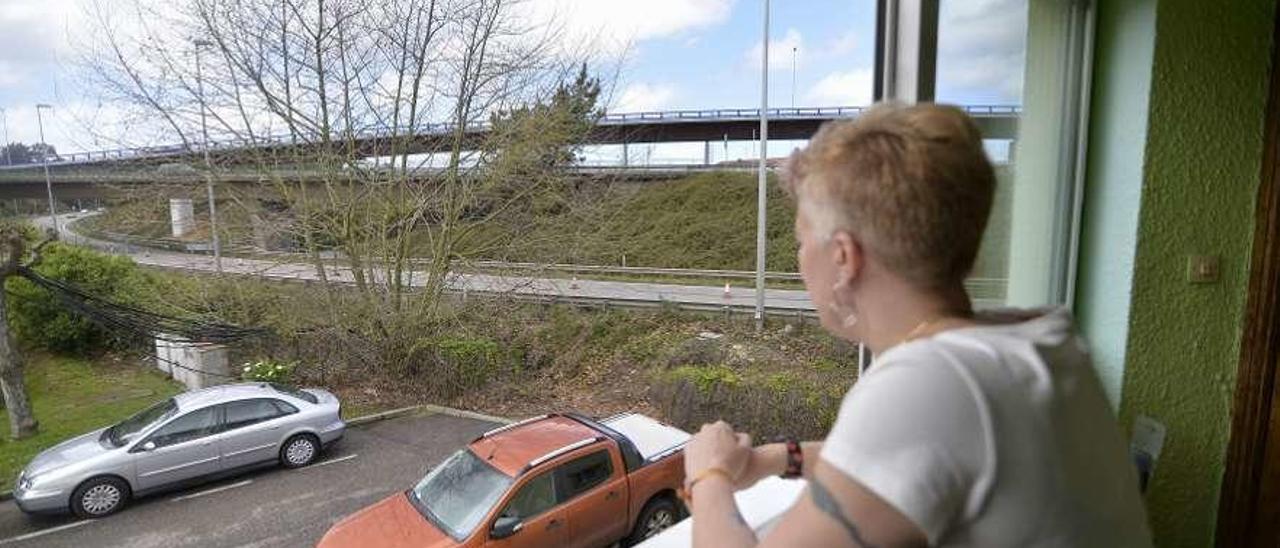 Mónica Ardid, asomada a la ventana de su casa, a pie de autopista.