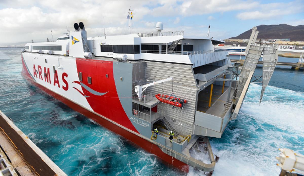 Operación de atraque del catamarán ‘Volcán de Taidía’ en el Puerto de La Luz y de Las Palmas.