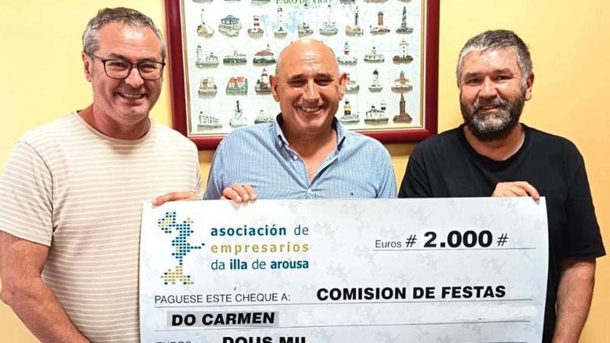 Miembros de la asociación de empresarios y de la comisión de fiestas.
