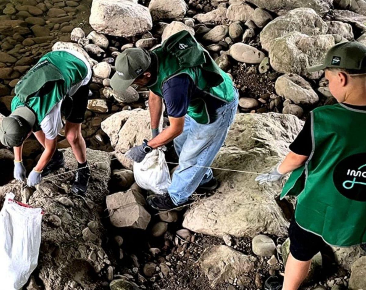Los alumnos del IES Clarín recogen 220 kilos de basura del Nalón | LNE