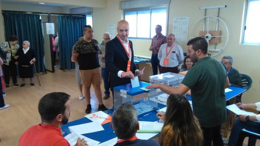 El candidato de Ciudadanos en Toro, Javier Gómez, deposita sus votos en el antiguo centro de salud.